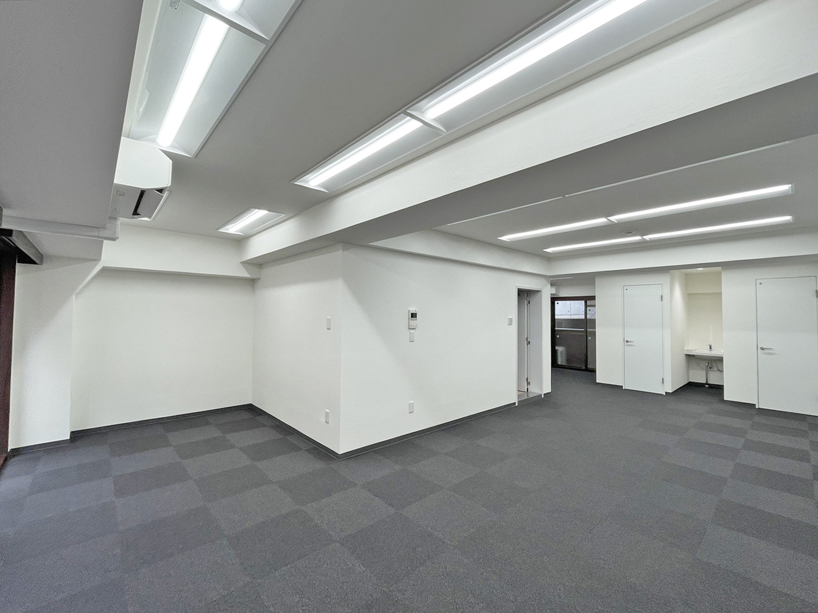 貸室奥側から見た室内
