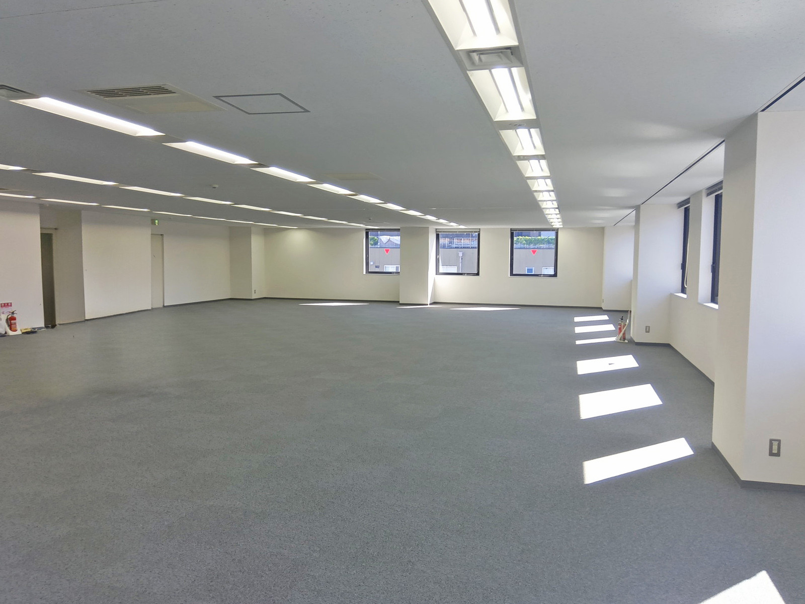 貸室奥側から見た室内
