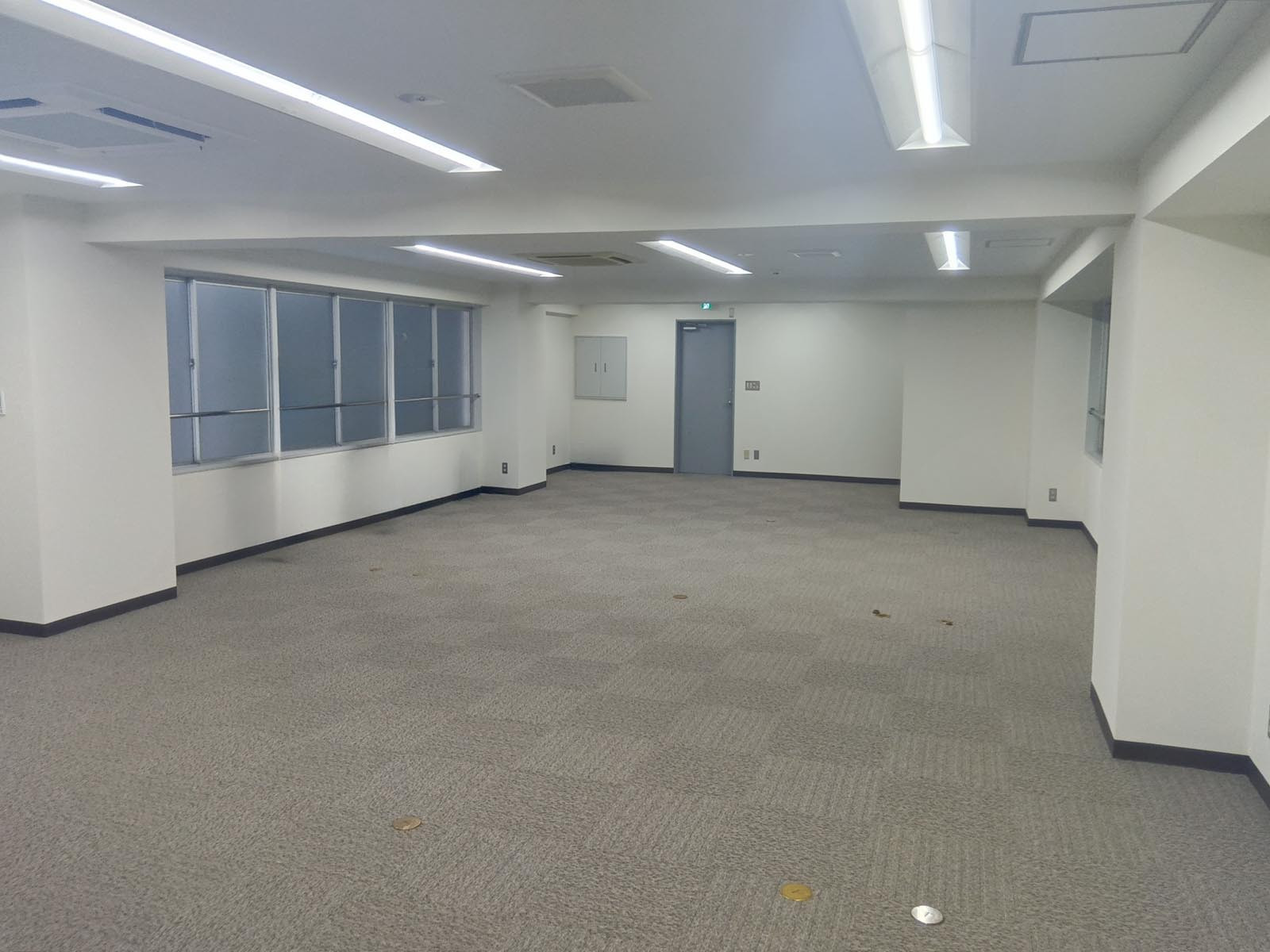 貸室奥側から見た室内