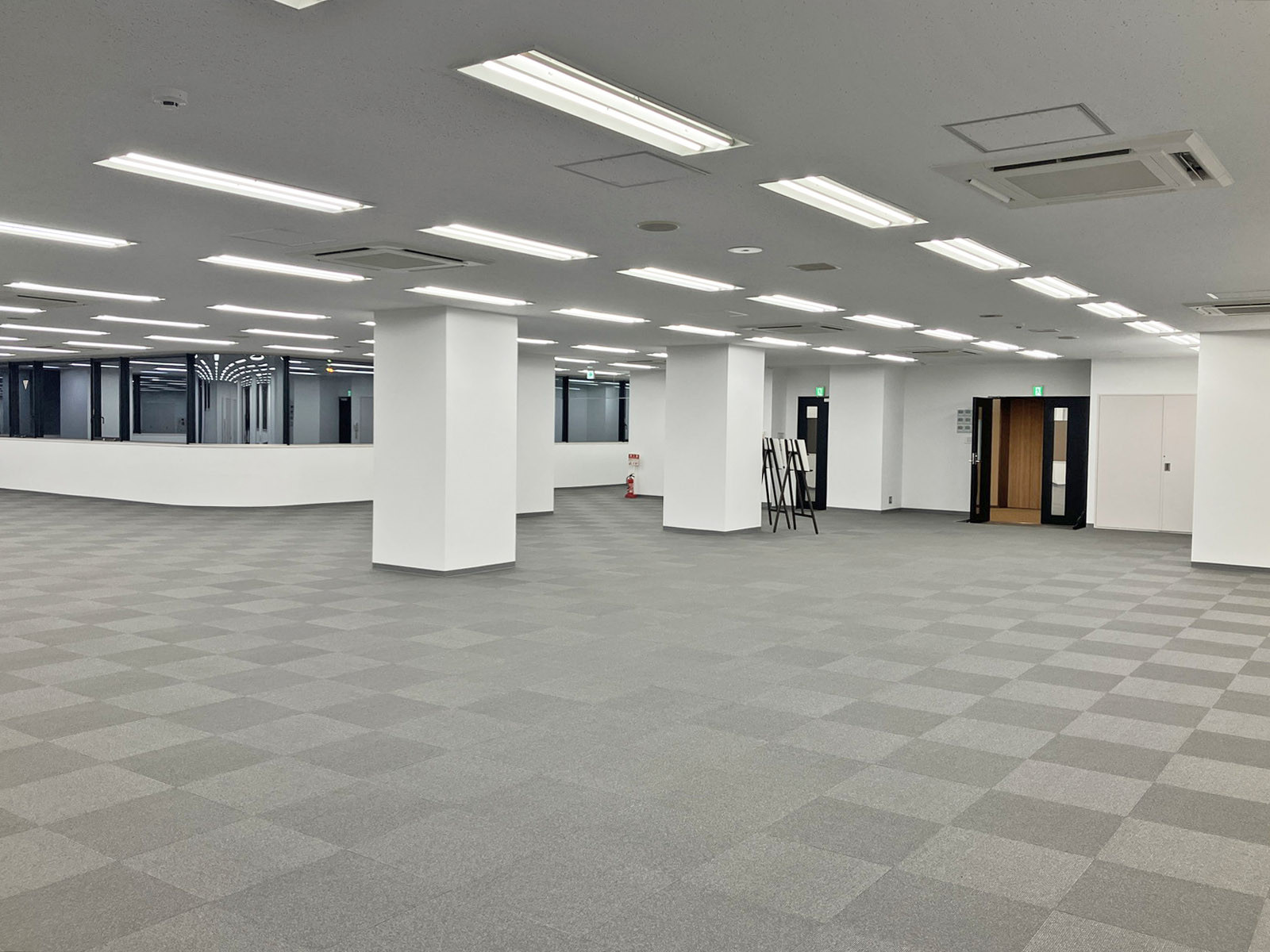 貸室奥側から見た室内