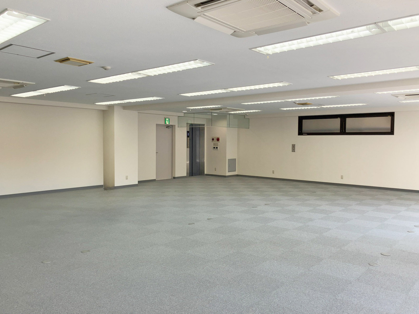 貸室奥側から見た室内