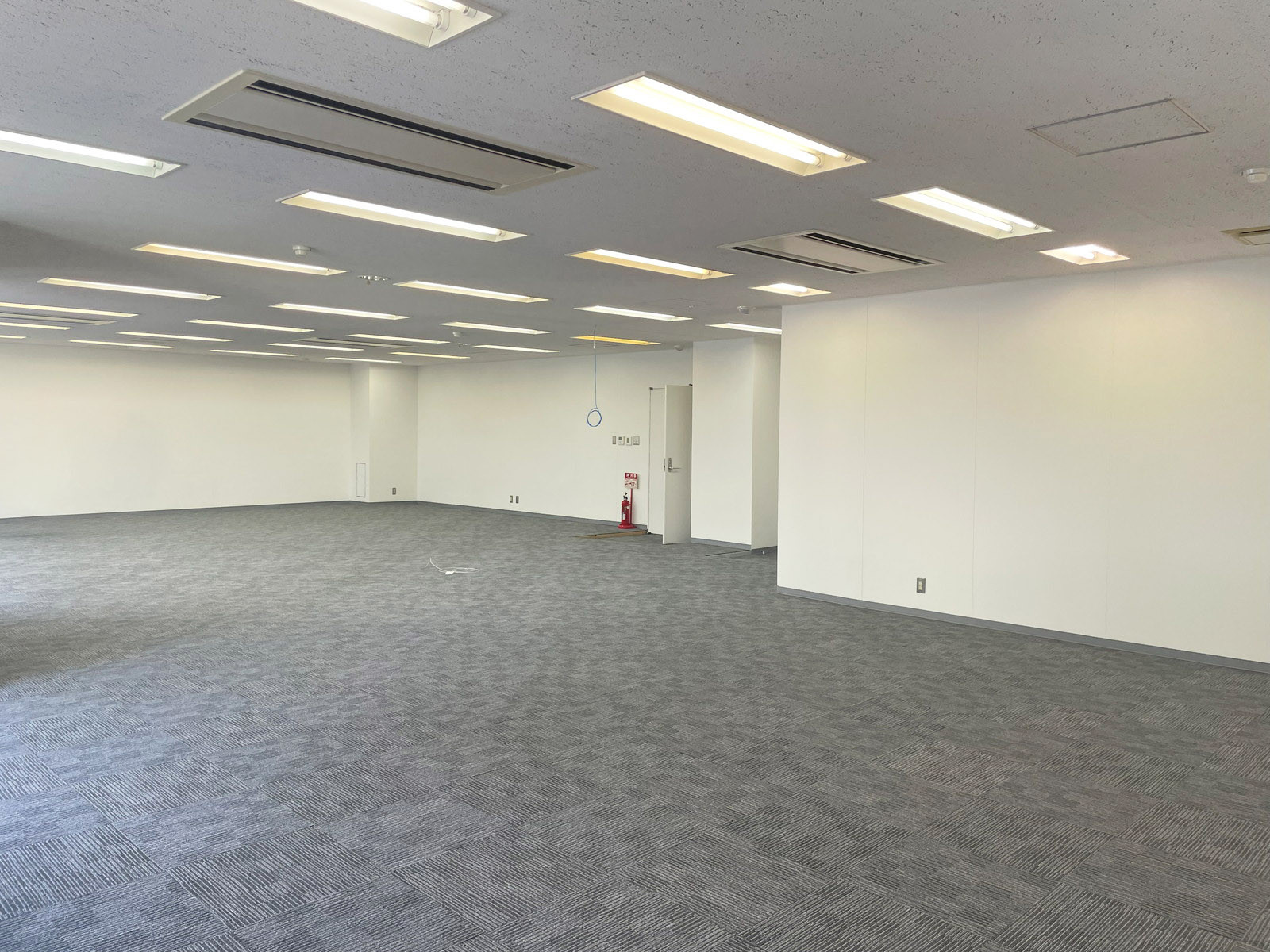 貸室奥側から見た室内
