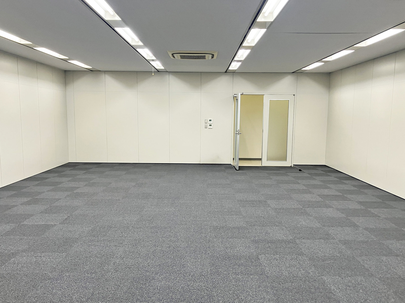 貸室奥側から見た室内