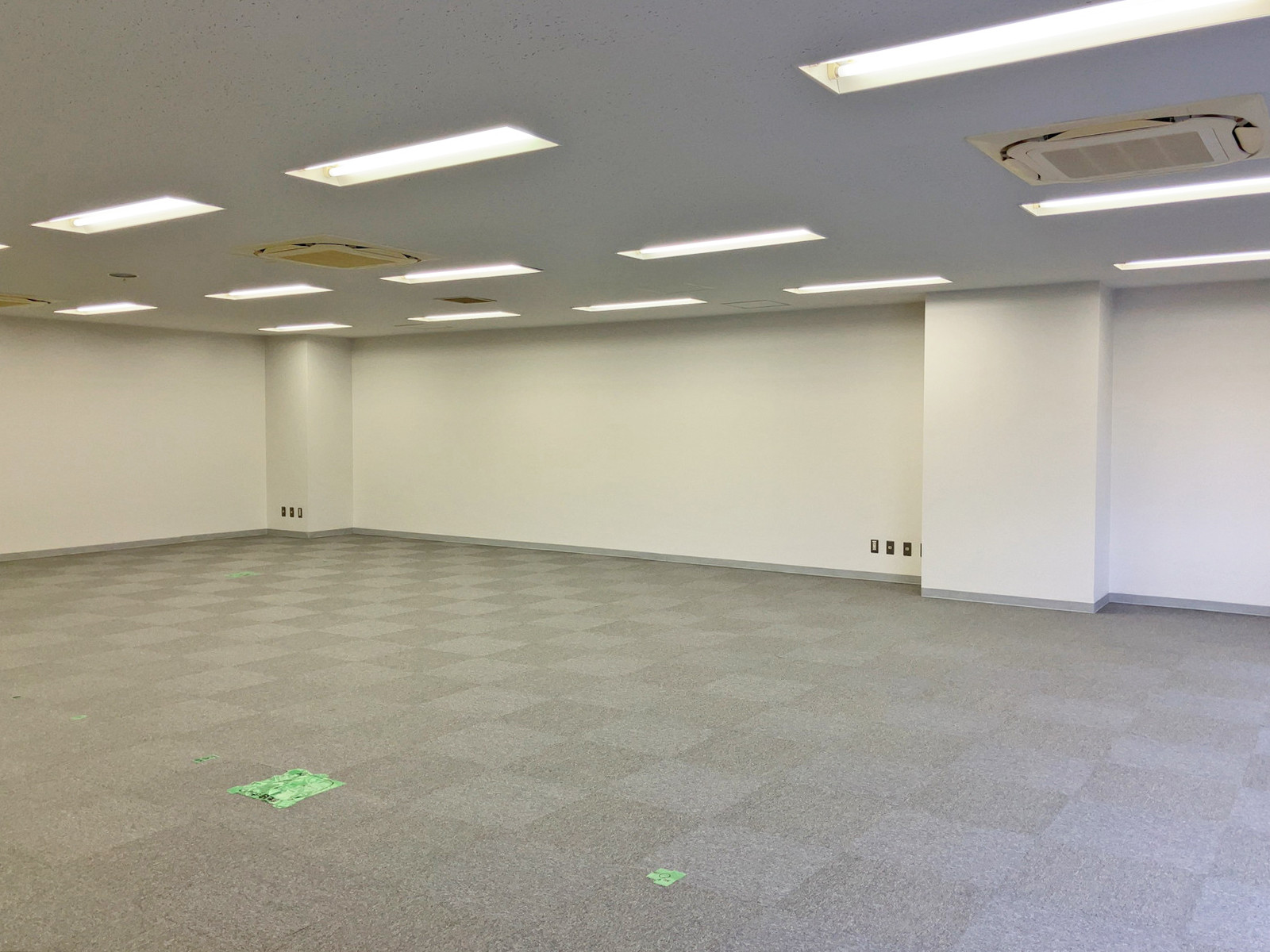 奥側から見た室内