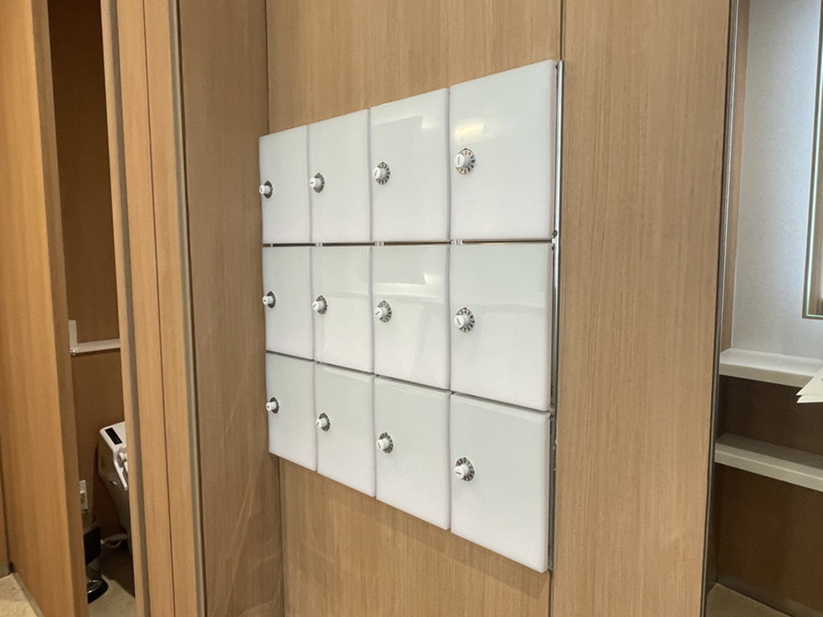 女性用トイレ内の小物入れ