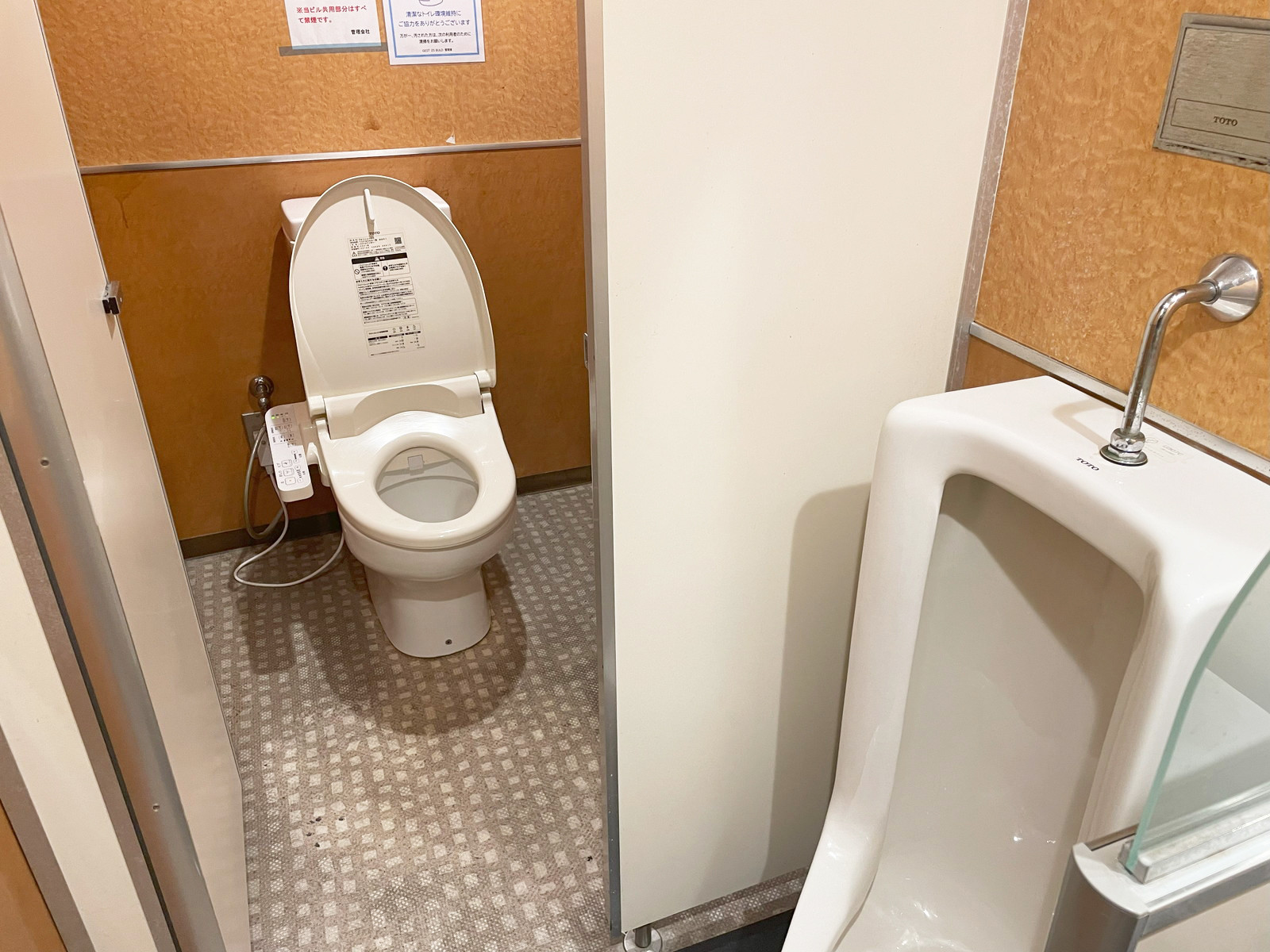 個室トイレと男性用トイレ