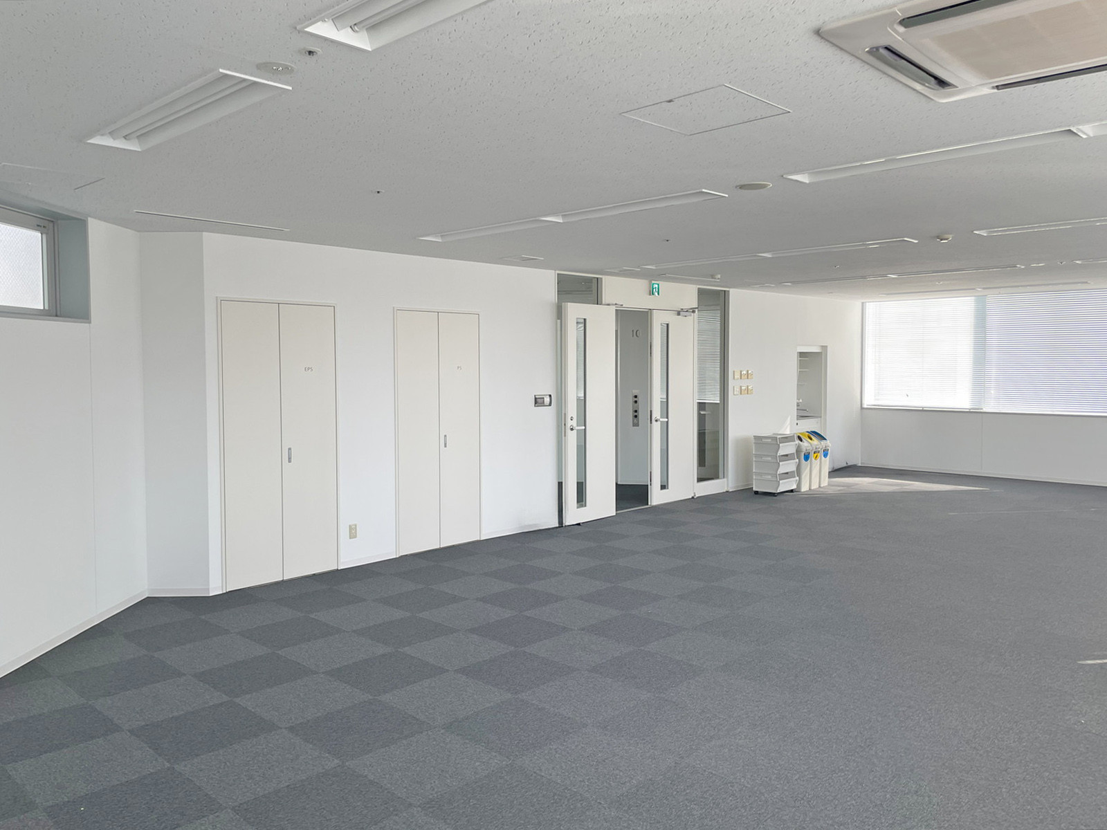 貸室奥側から見た室内