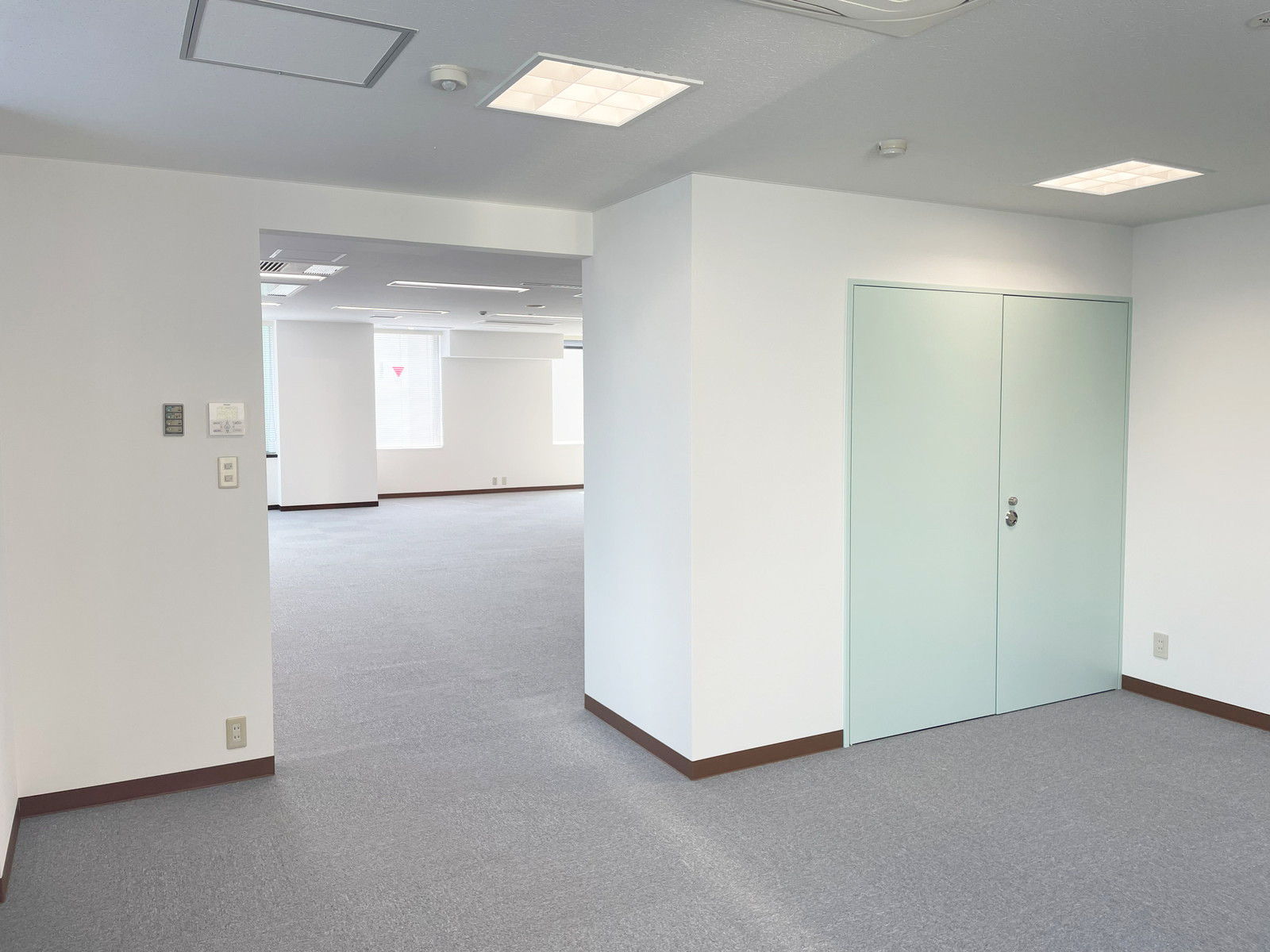 貸室出入口から見た室内