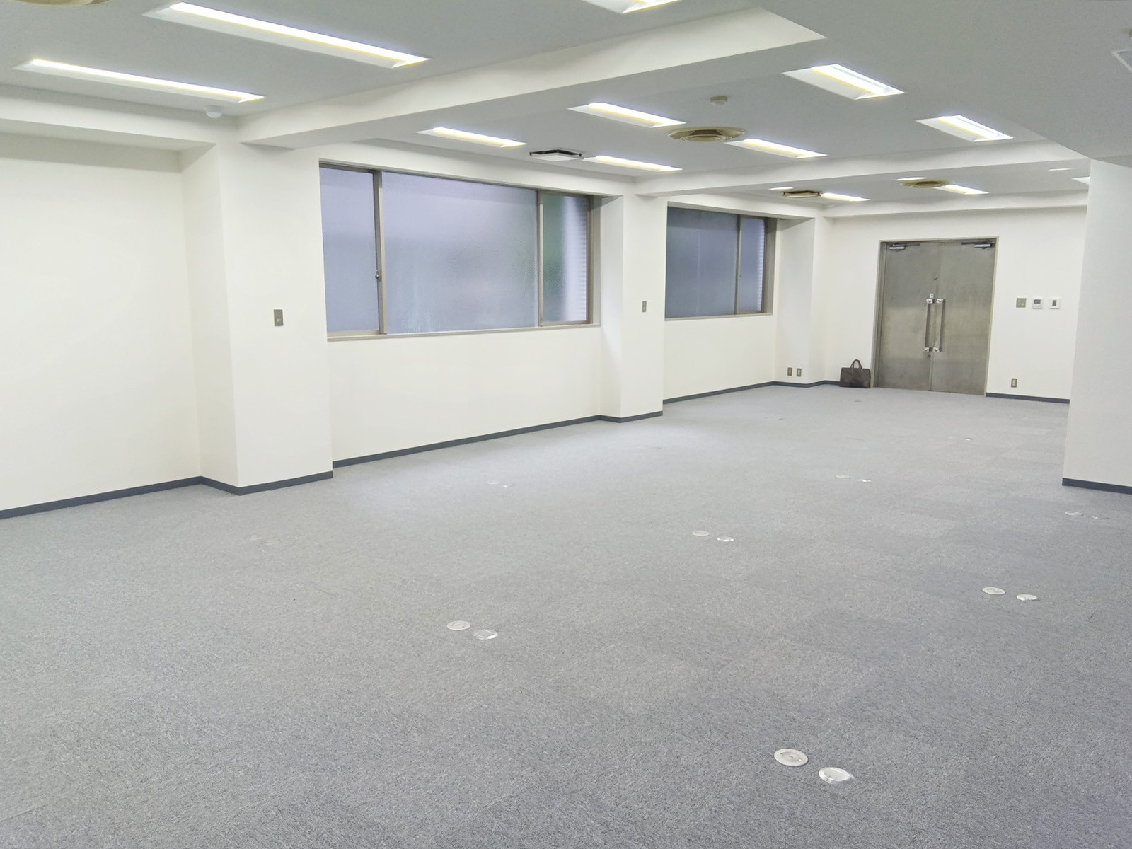 貸室奥側から見た室内