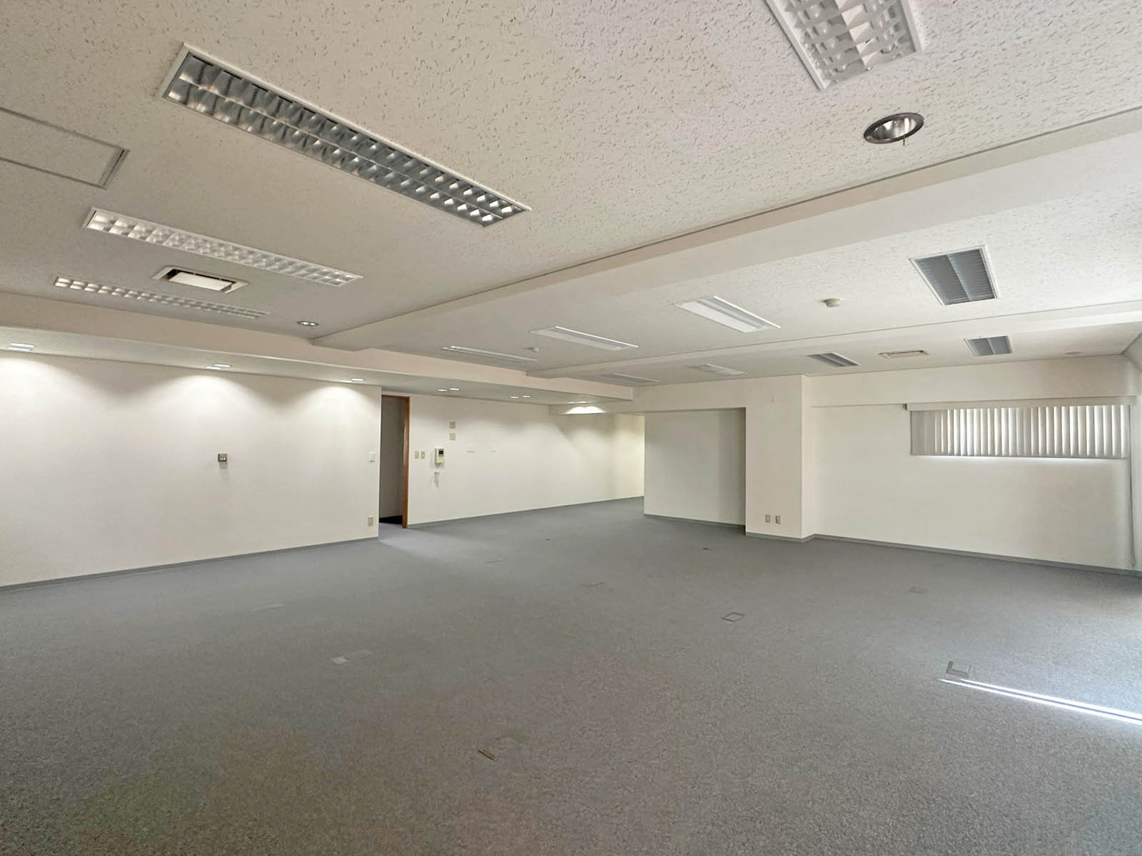 貸室奥側から見た室内