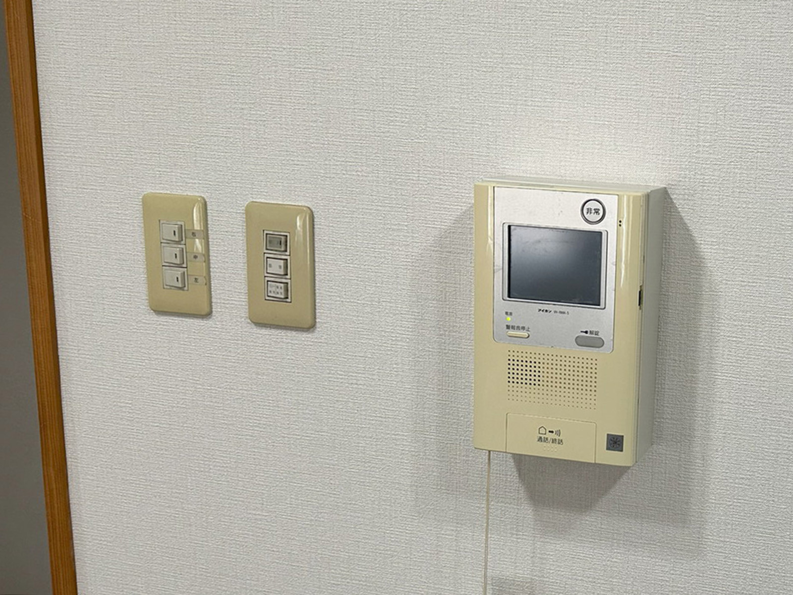 照明スイッチとインターホン