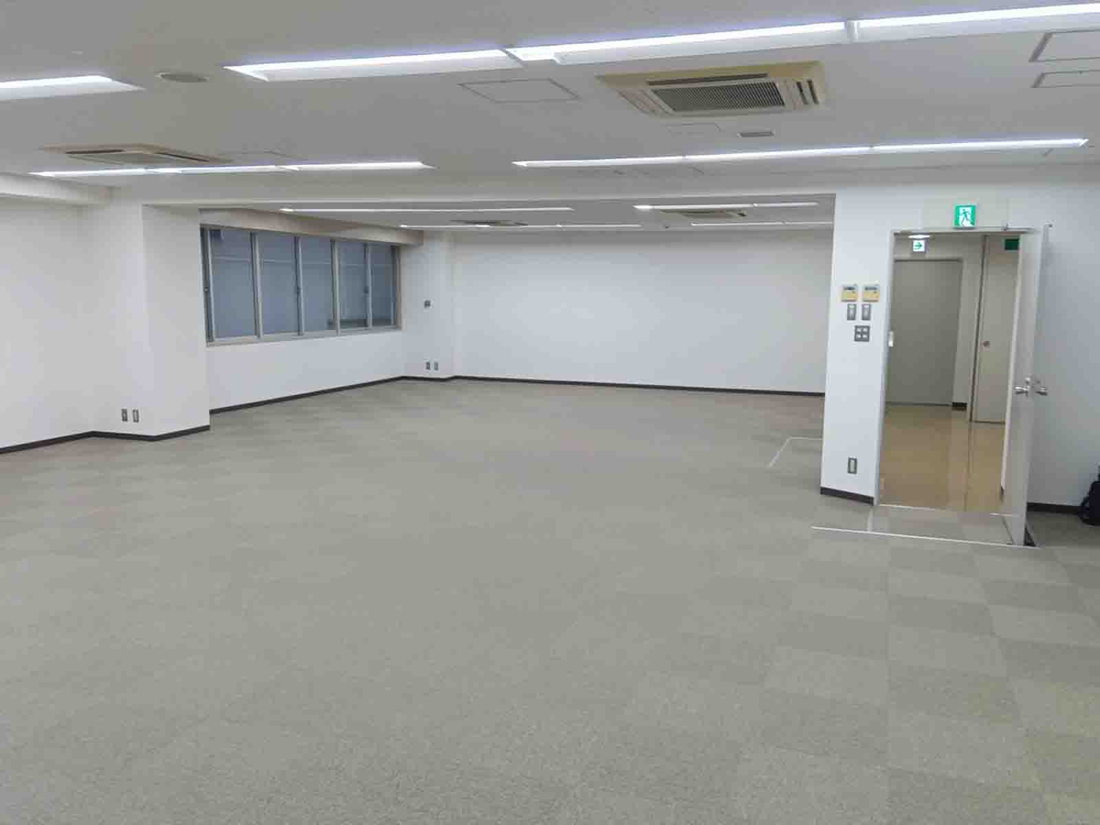 貸室奥側から見た室内