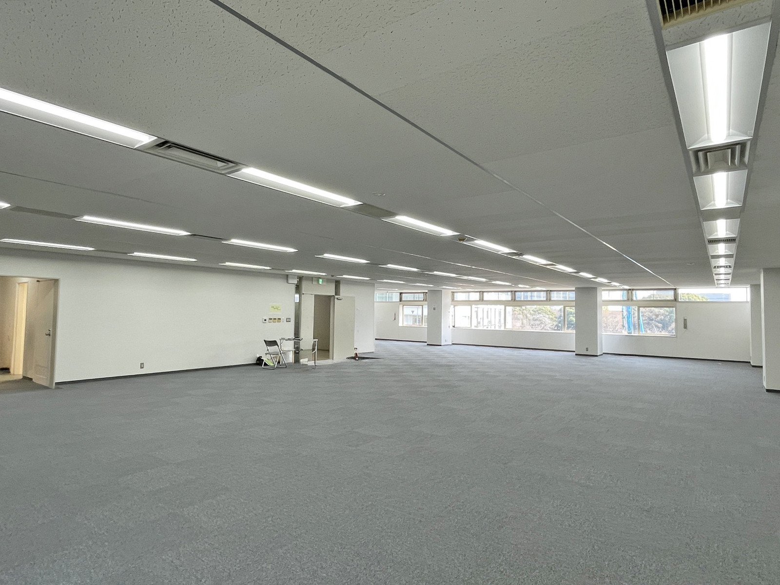 貸室奥側から見た室内
