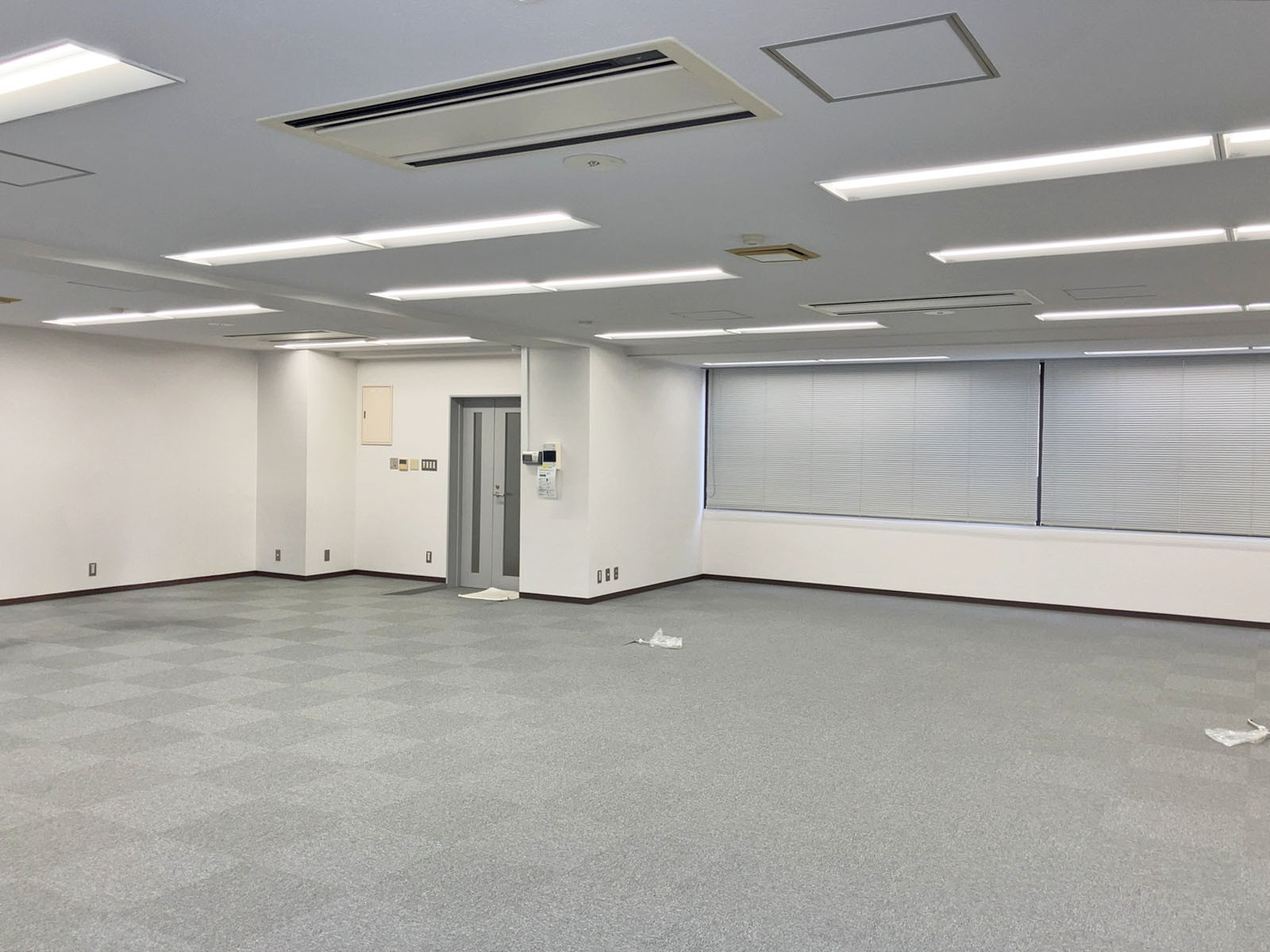 貸室奥側から見た室内