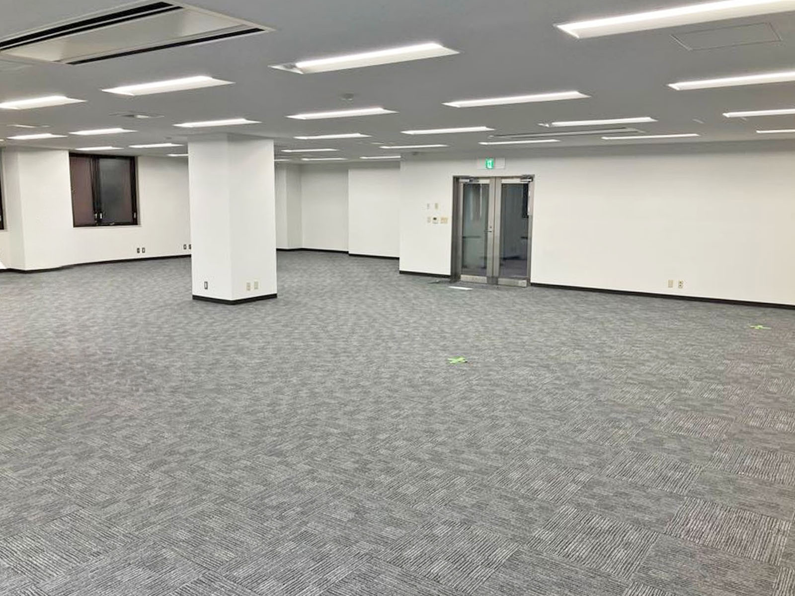 貸室奥側から見た室内