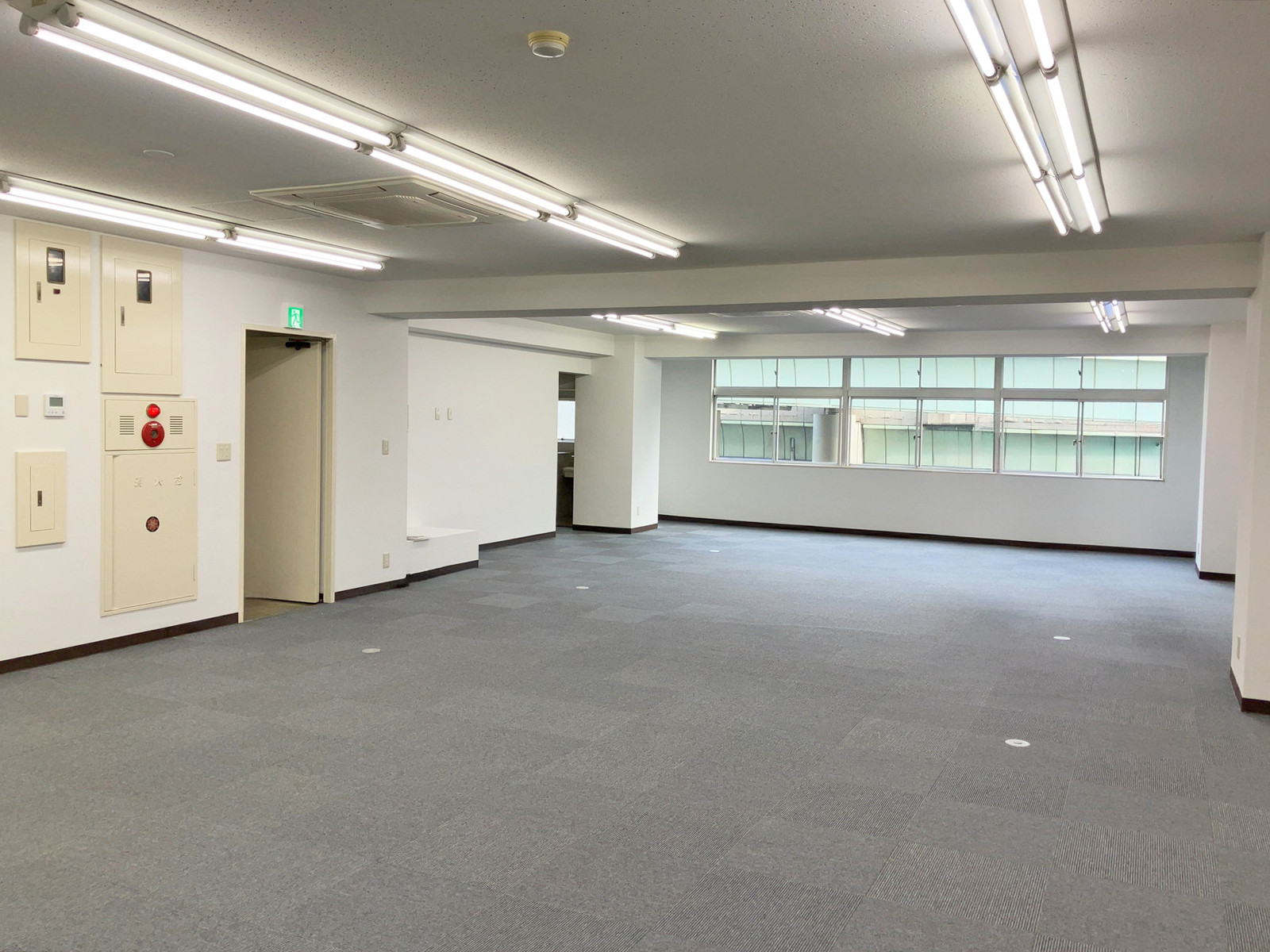 貸室奥側から見た室内
