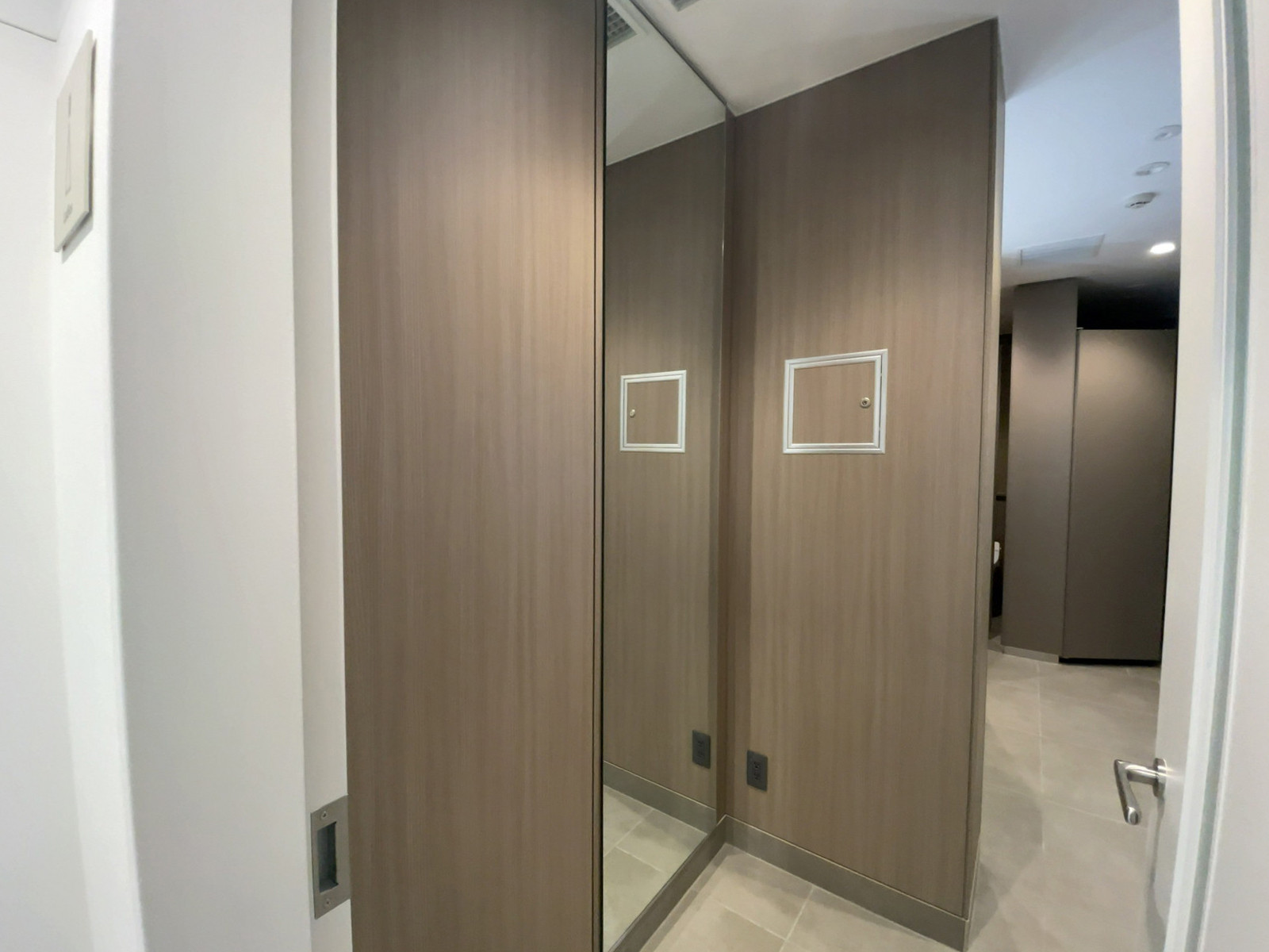 トイレ内の全身鏡