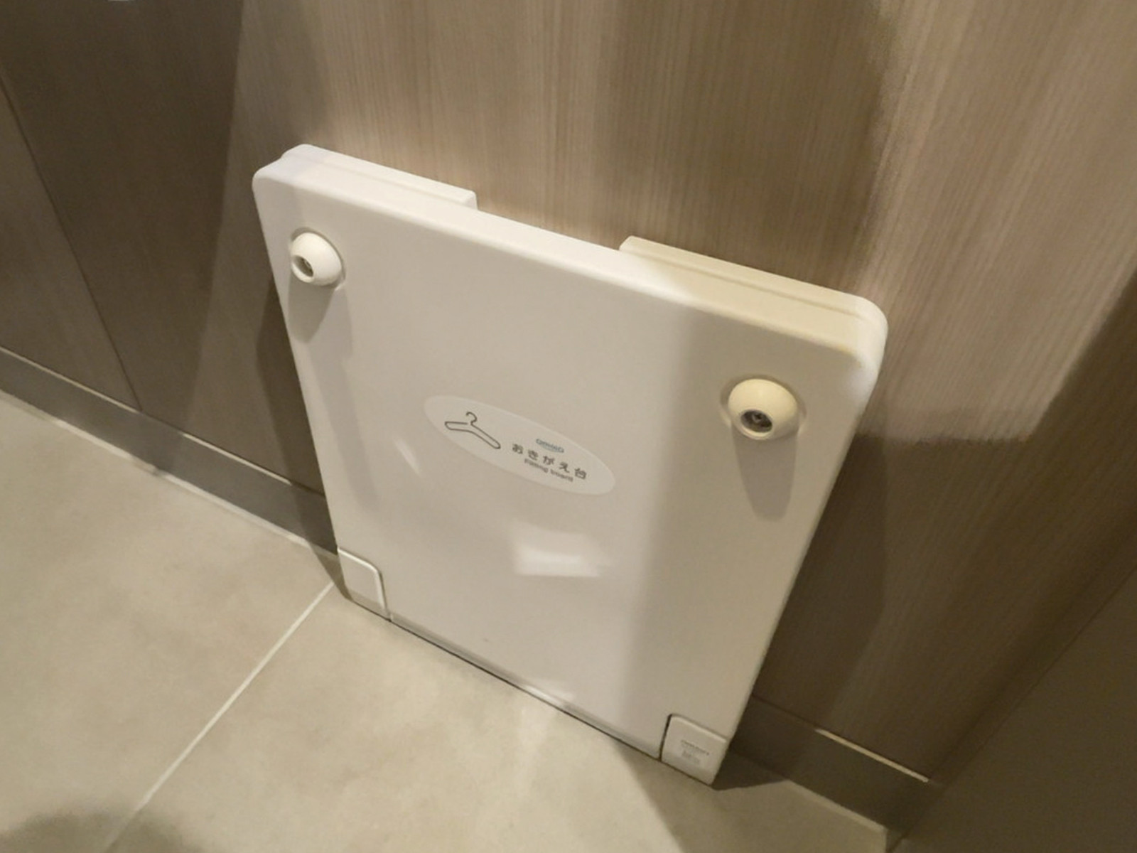 女性用トイレ内のフィッテングボード