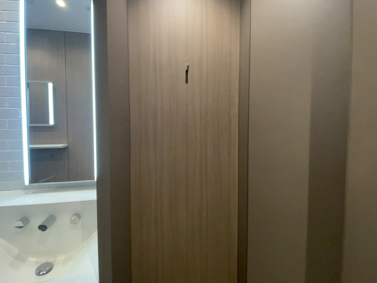 女性用トイレ内のコート、バック掛け