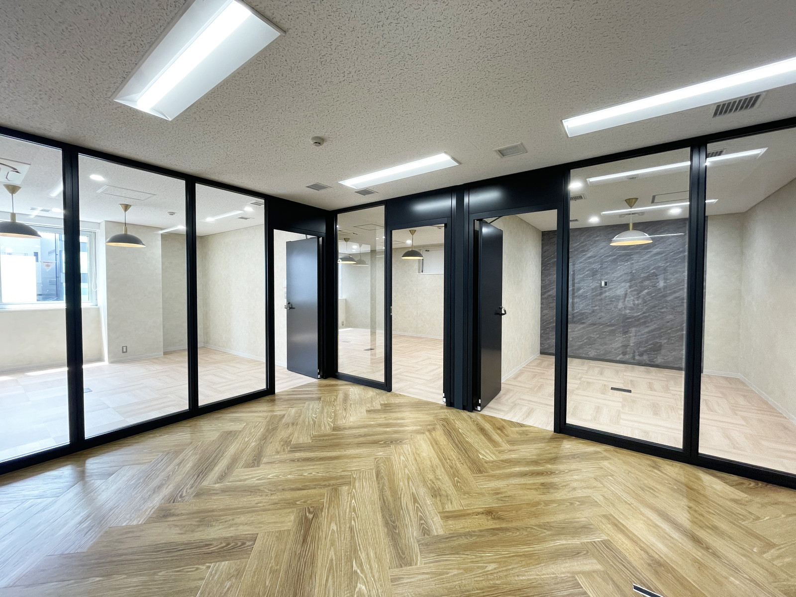 会議室などに利用可能な個室があり