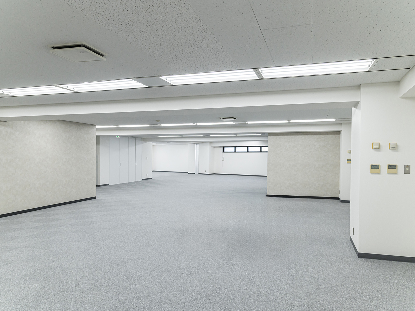 出入口付近から見た室内