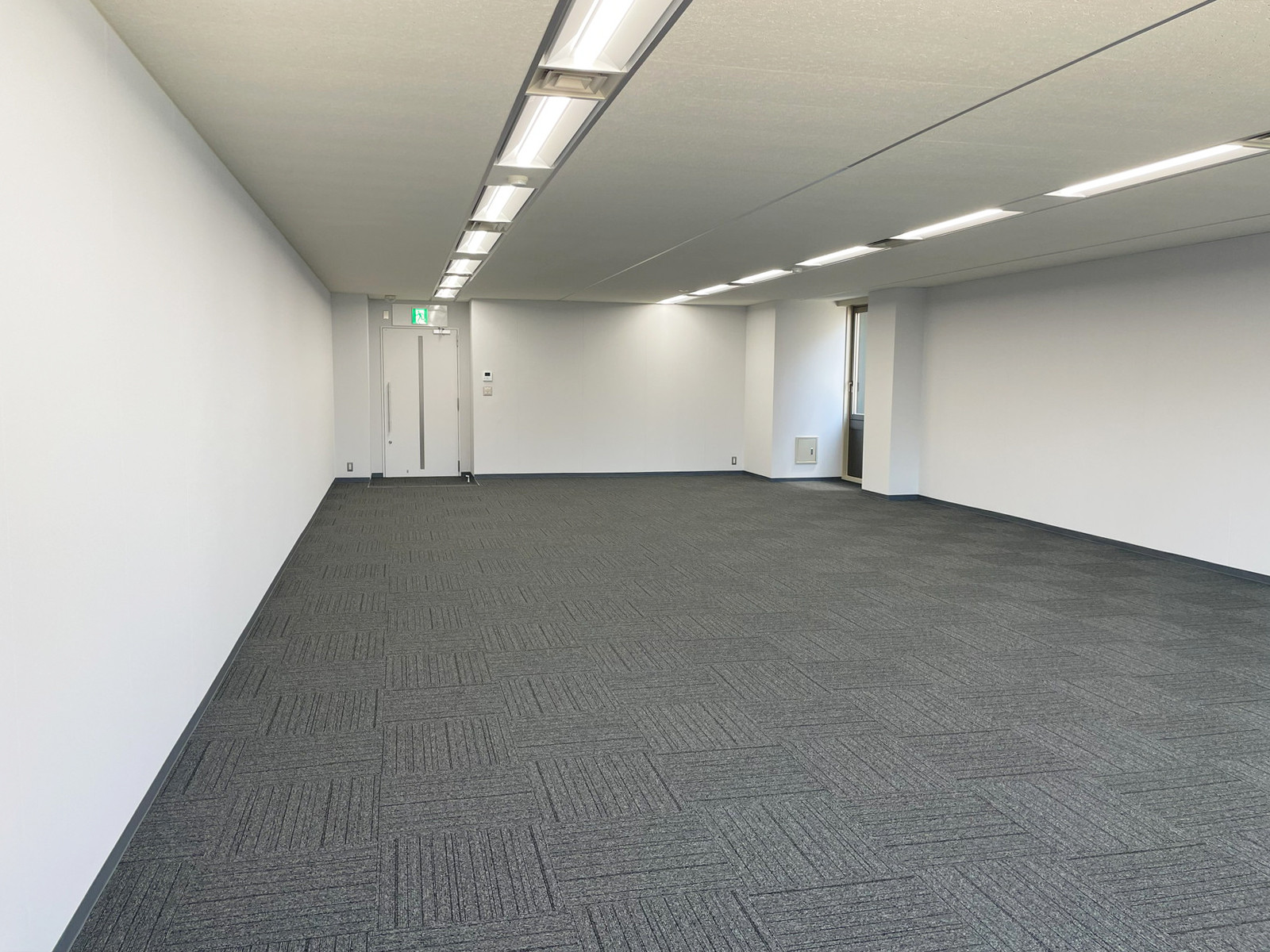 貸室奥側から見た室内