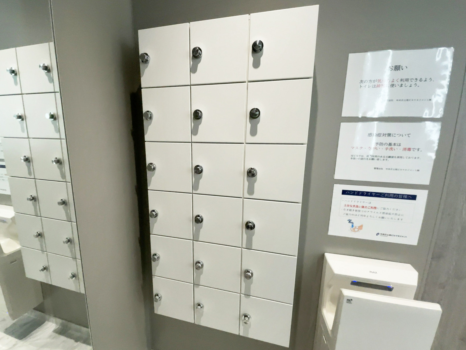 女性用トイレ内の小物入れ