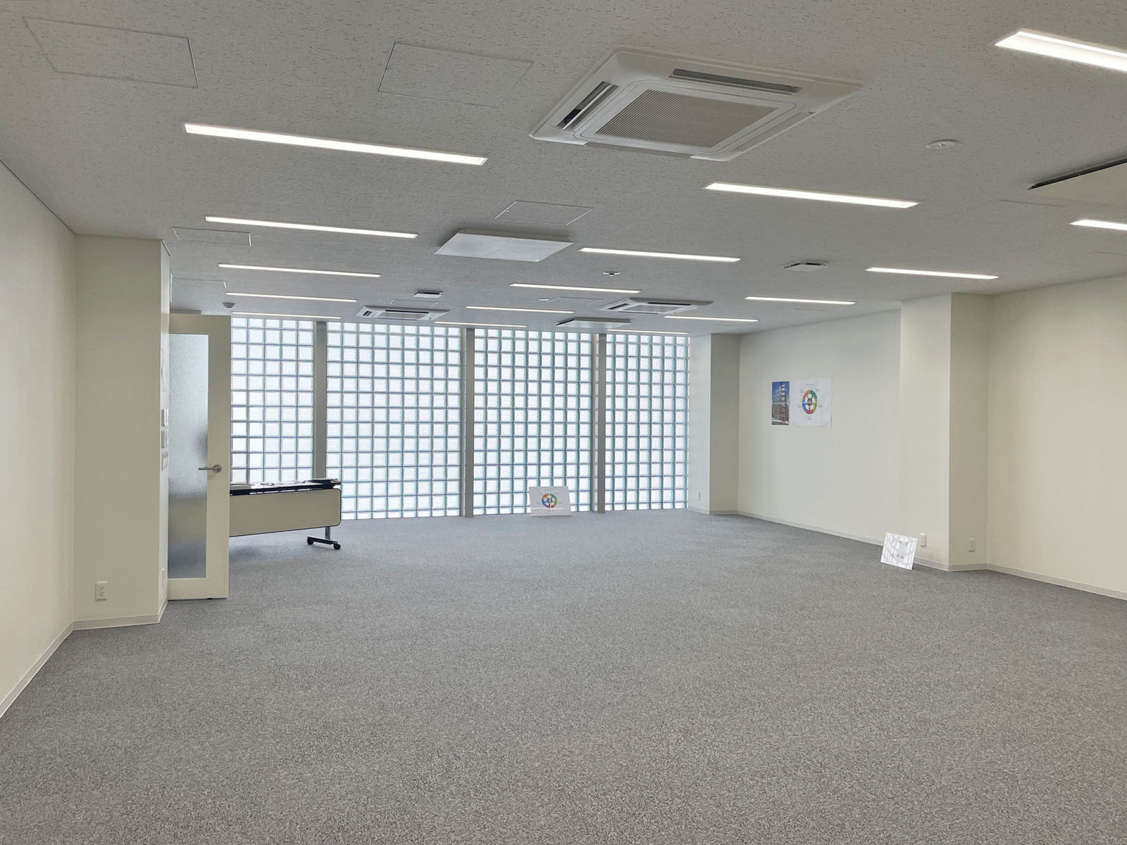 貸室奥側から見た室内
