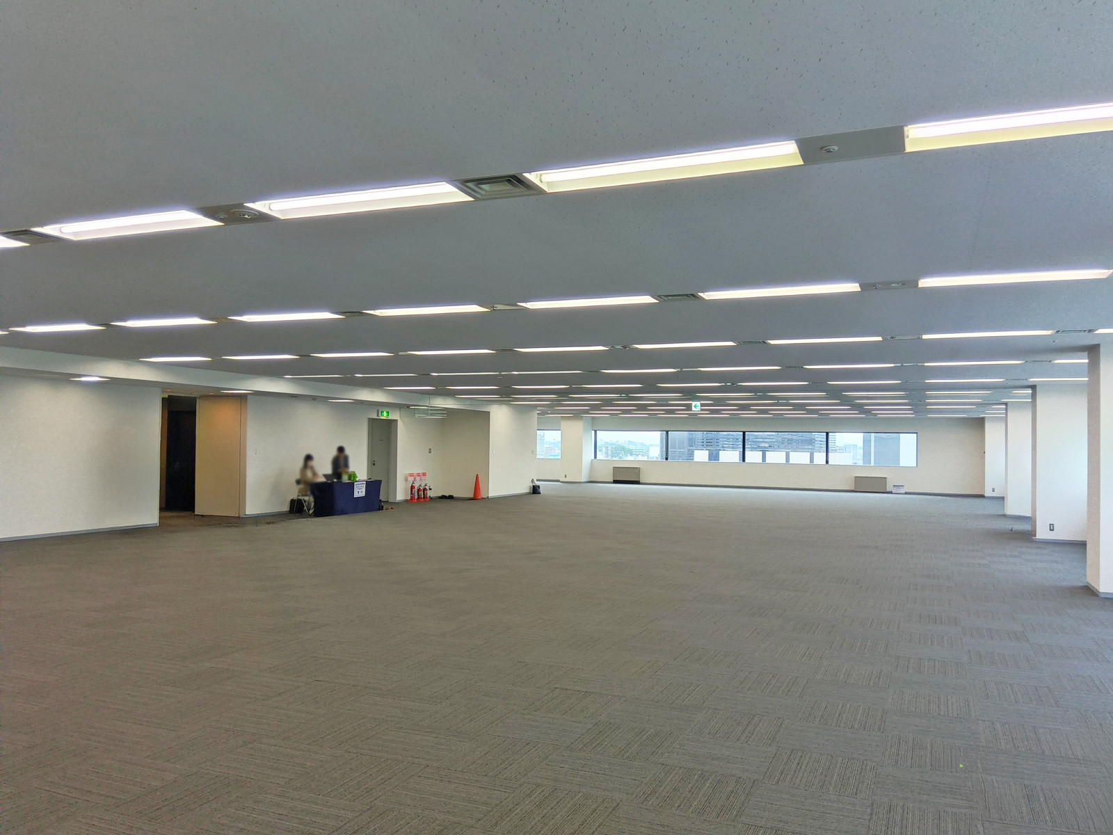 貸室奥側から見た室内