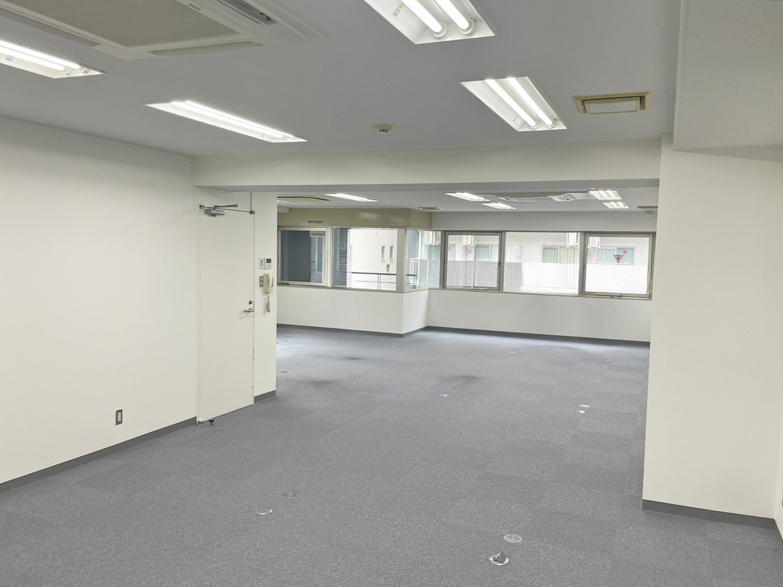 貸室奥側から見た室内