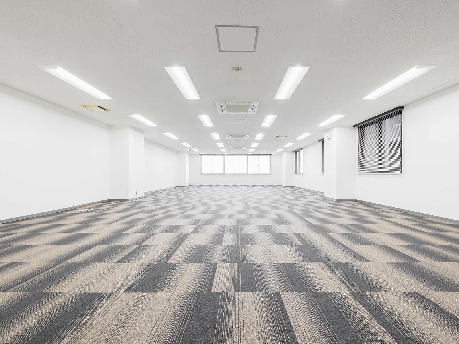 貸室奥側から見た室内