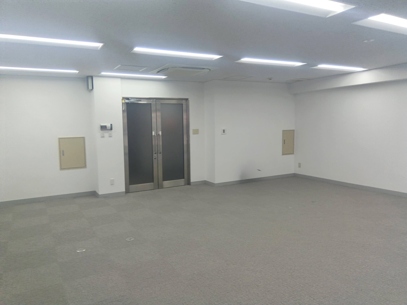 貸室奥側から見た室内