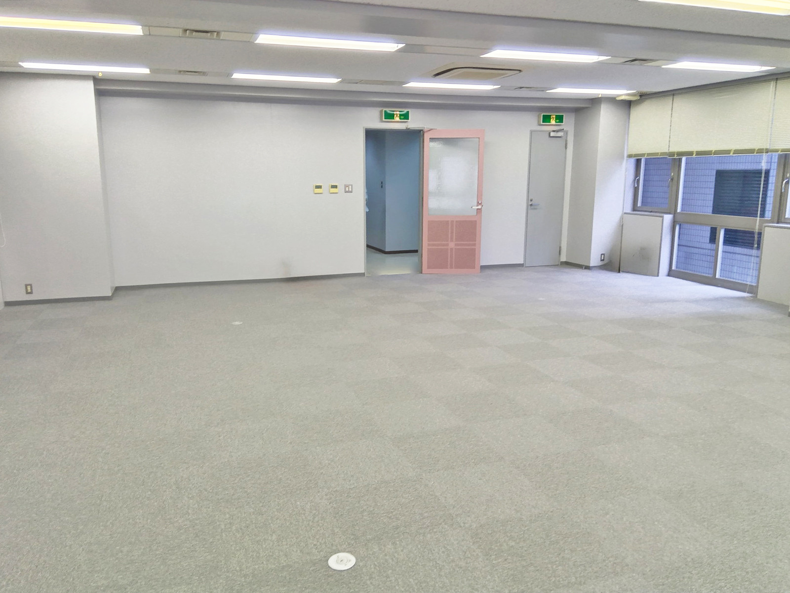 貸室奥側から見た室内