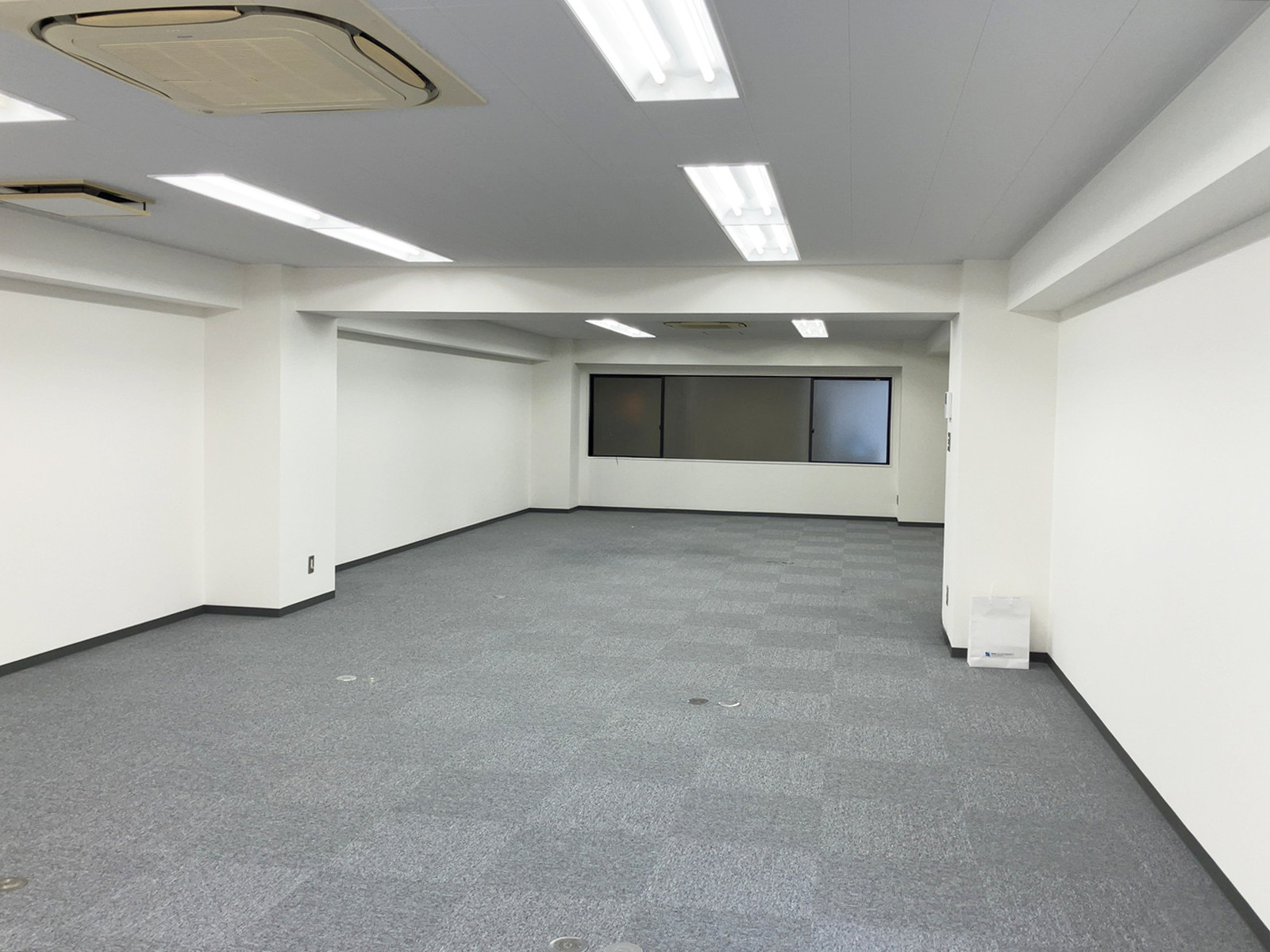 貸室奥側から見た室内