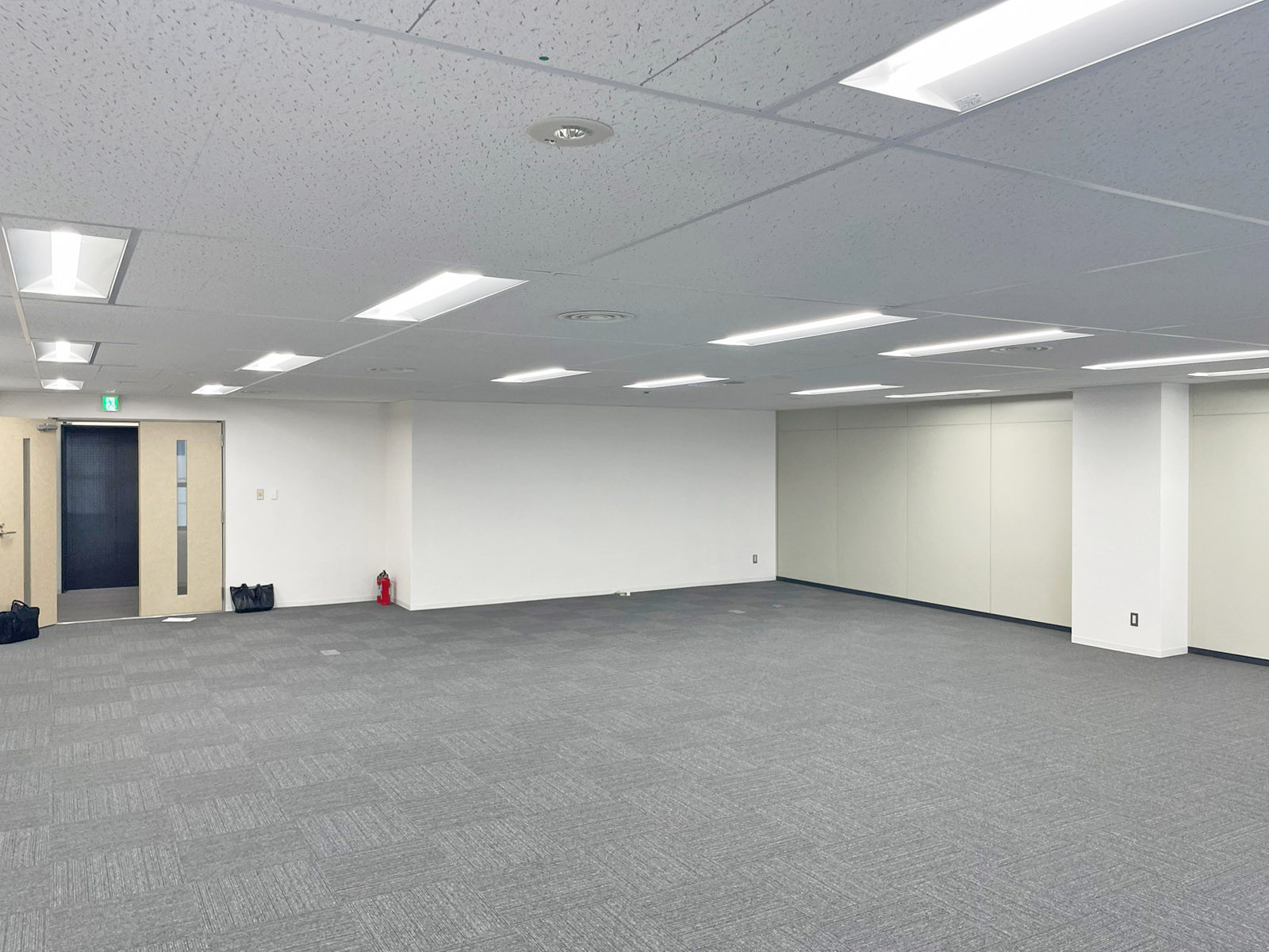 貸室奥側から見た室内