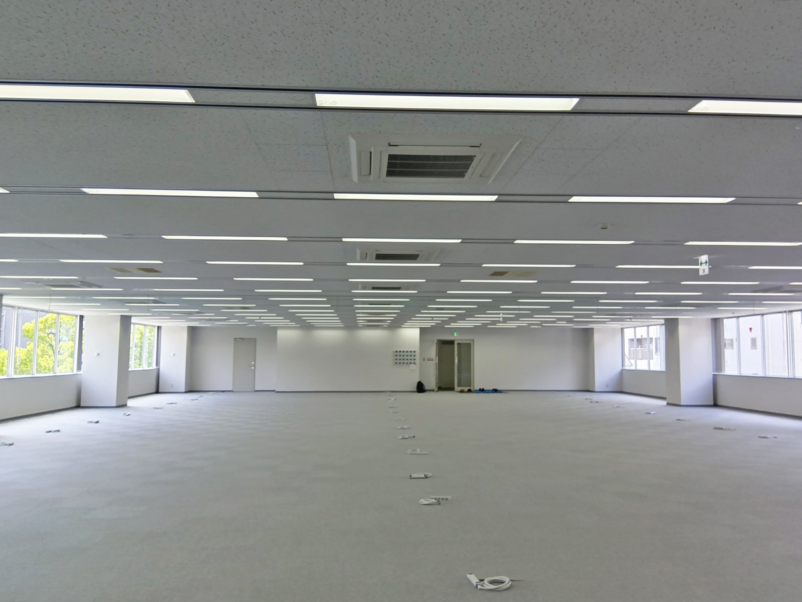 貸室奥側から見た室内