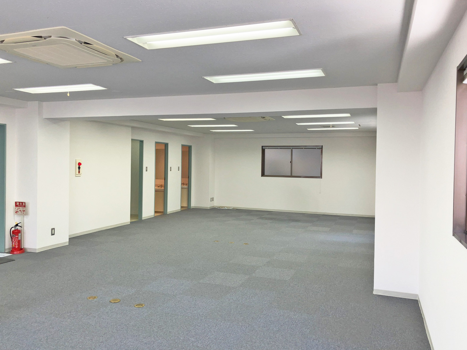 貸室奥側から見た室内