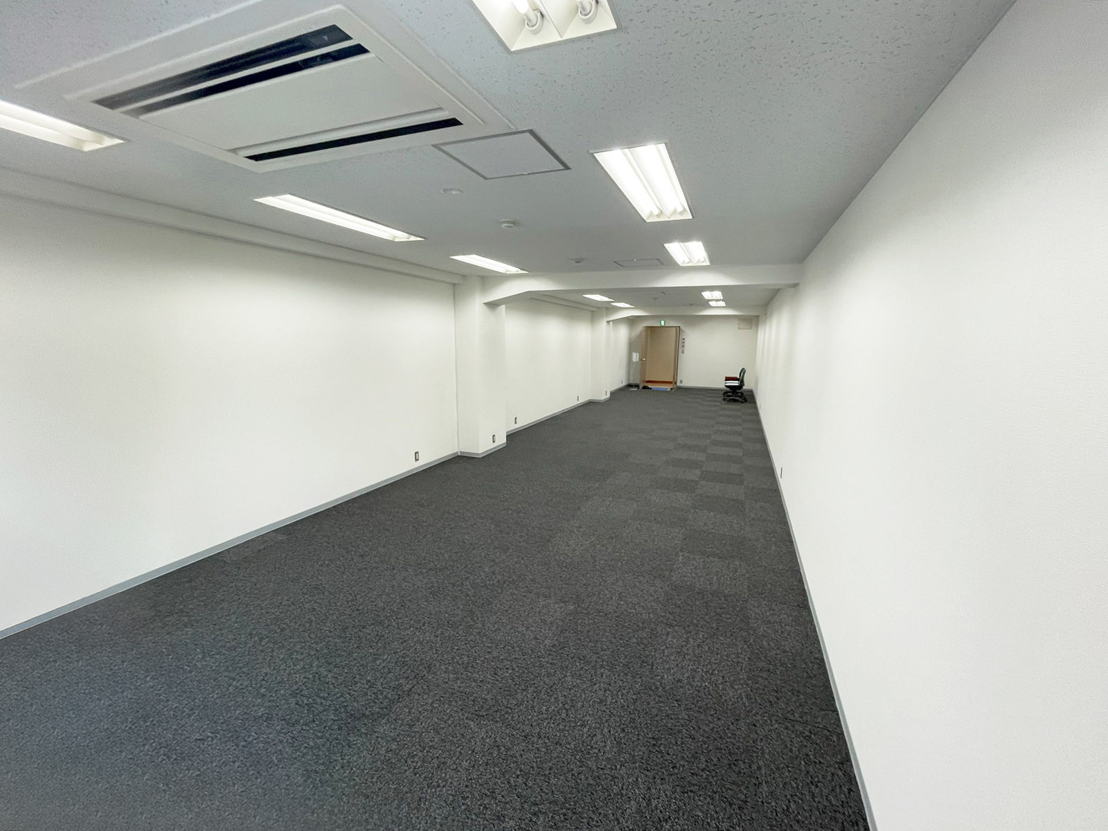 貸室奥側から見た室内