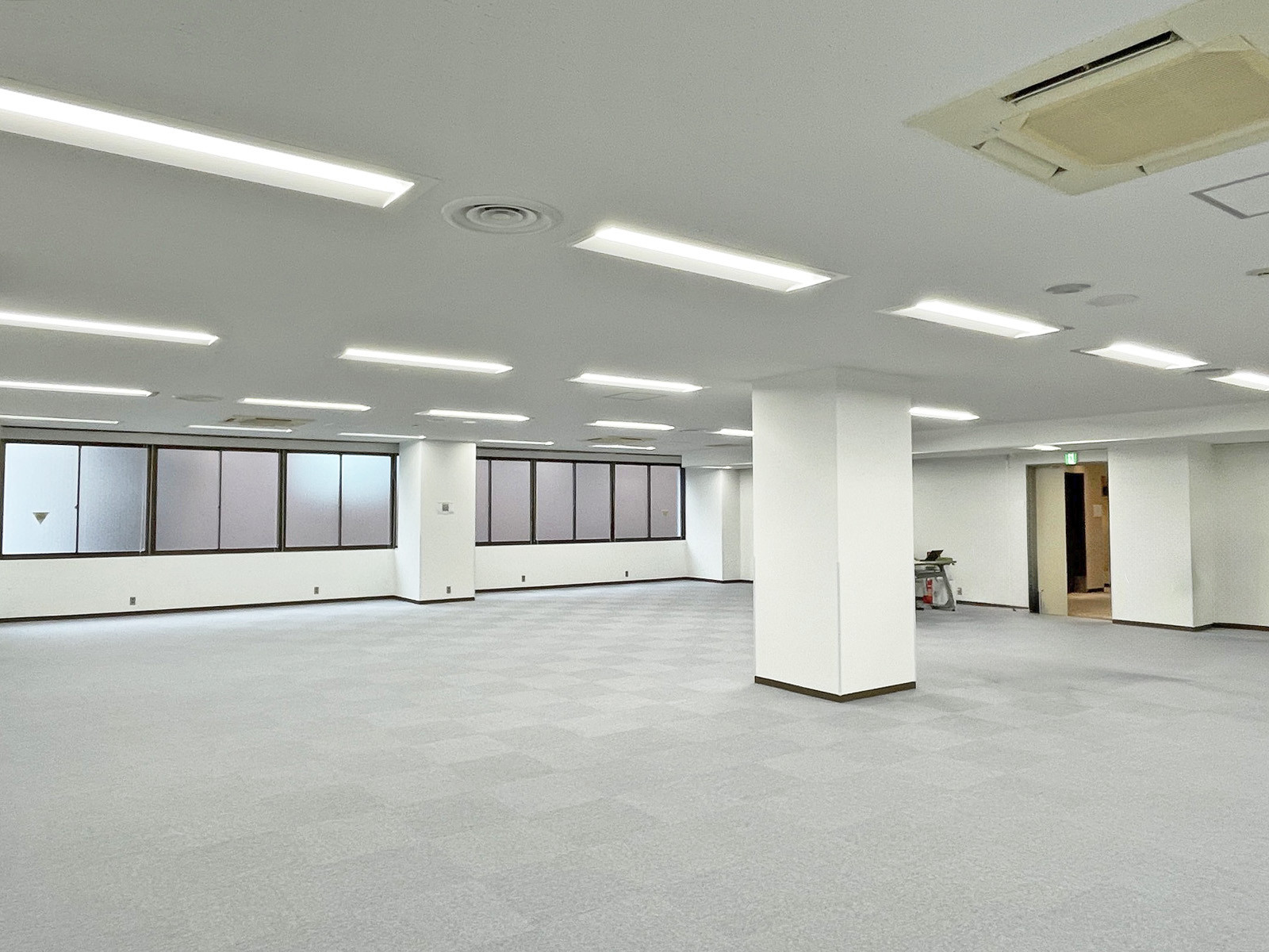 貸室奥側から見た室内