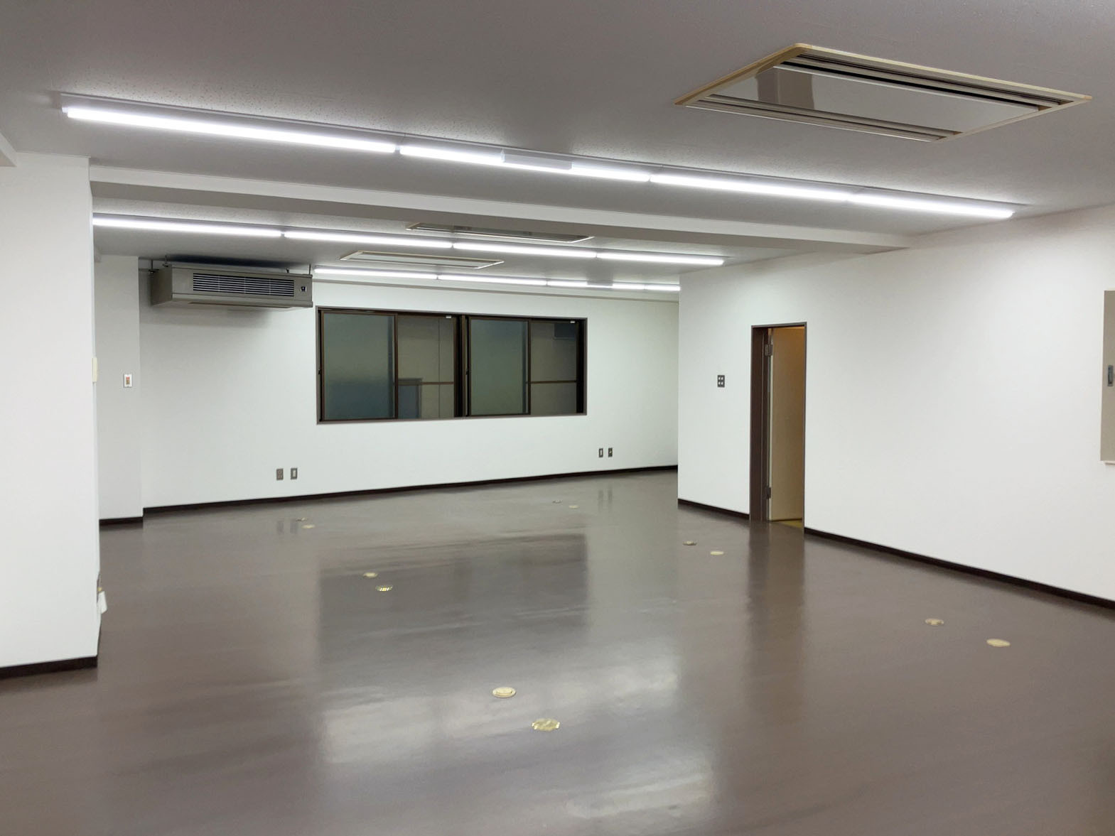 貸室奥側から見た室内
