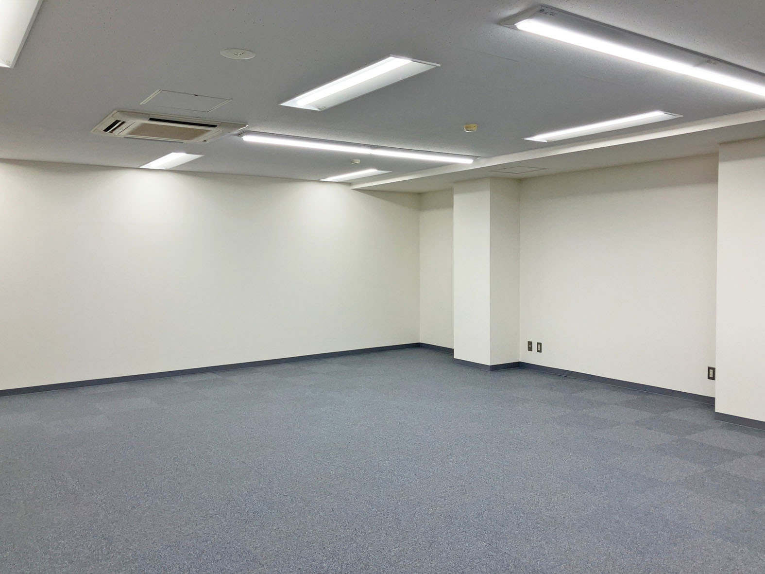 貸室奥側から見た室内