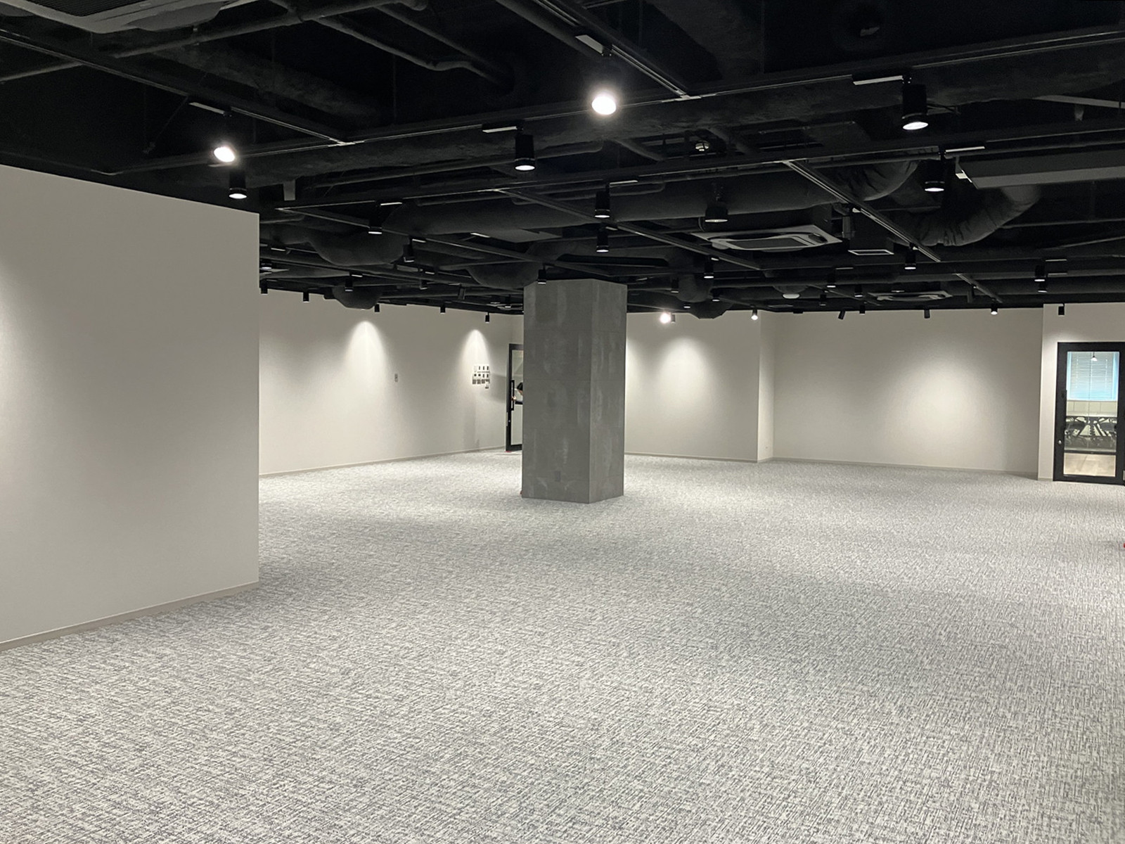 貸室奥側から見た室内