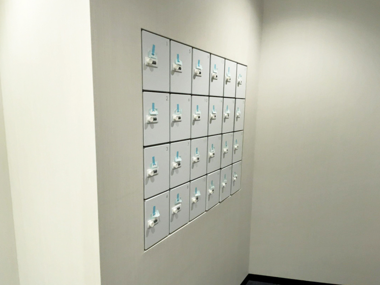 女性用トイレ内の小物入れ