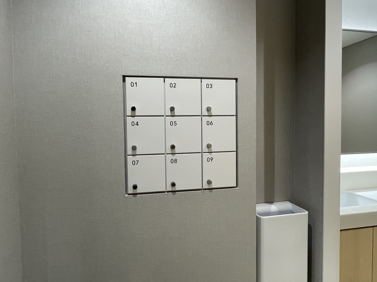女性用トイレ内の小物入れ