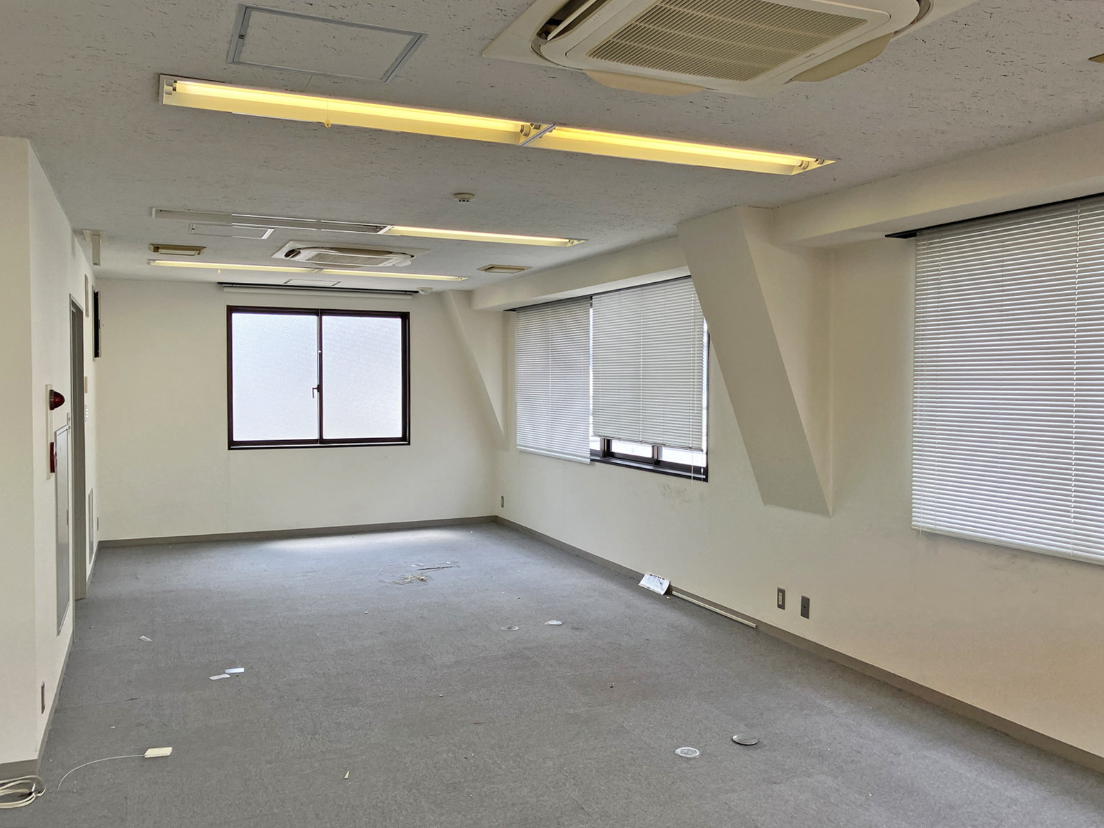 貸室奥側から見た室内