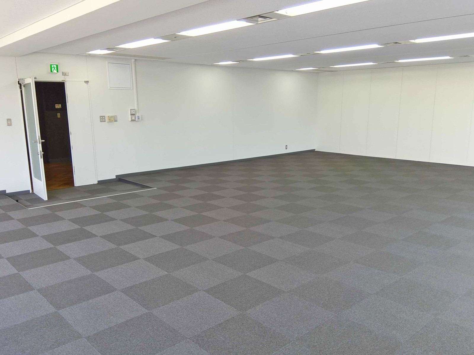 貸室奥側から見た室内