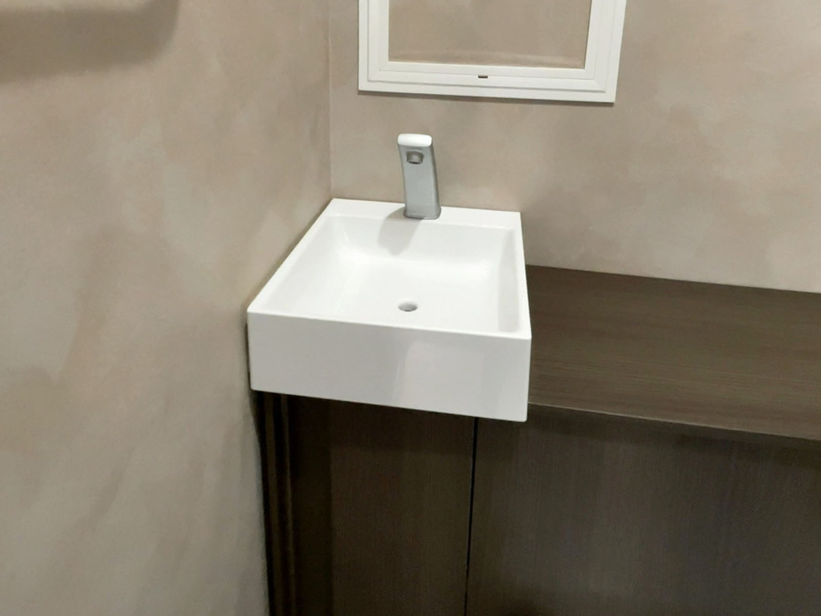 男性用トイレ内のミニ洗面台
