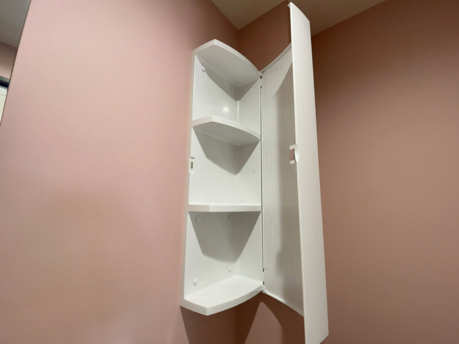 女性用トイレ内の収納スペース