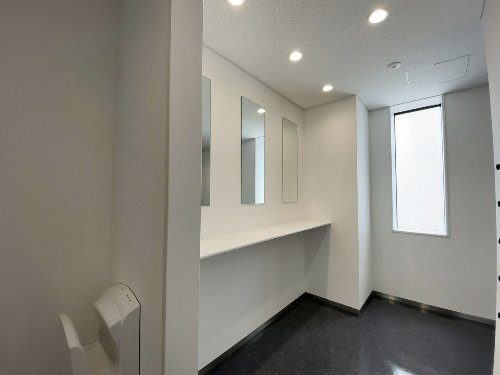 女性用トイレのパウダースペース