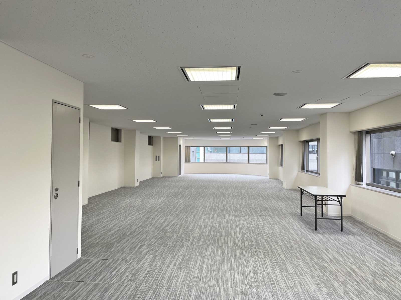 貸室奥側から見た室内